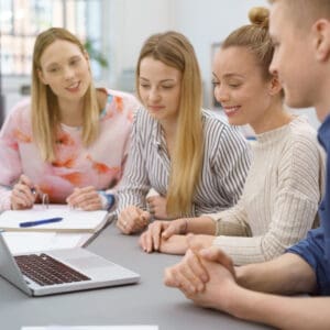 Mit dem Azubi-Seminar möchten wir Ihnen und Ihrem Praxisteam die Einarbeitung Ihrer Auszubildenden erleichtern